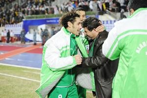 عبدالمجيد الجيلاني يهنئ المدرب روماو بعد الفوز بالكاس 	هاني الشمري﻿
