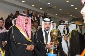 الشيخ طلال الفهد يقدم كاس البطولة الى سمو ولي العهد 	كمال مهدي﻿
