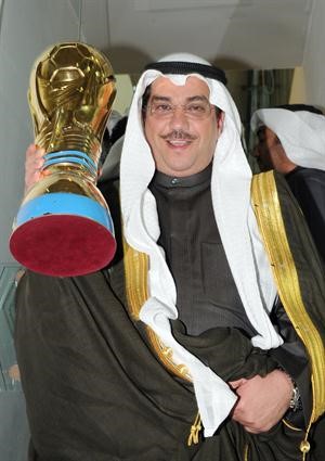 جمال الكاظمي لبس البشت وفرح بالكاس﻿
