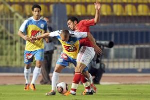 لاعب الاهلي احمد فتحي يقطع الكرة من لاعب الاسماعيلي مهاب سعيد﻿