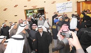 ناخبو الدائرة الاولى امام ديوان الزلزلة
