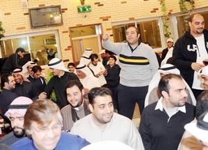 جانب من الحضور واحدهم يخاطب الزلزلة ويطالبه بالترشح