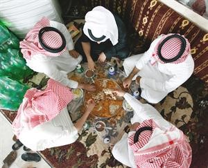جانب من احدى الموائد التي يقيمها المرشحون في مقارهم الانتخابية﻿