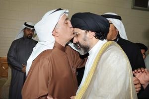 محمود حيدر يقبل راس سيد حسين القلاف
