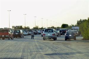 صورة تبين توافد المواطنين على احد الدواوين
