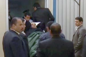 صورة تلفزيونية لوصول الرئيس المصري السابق حسني مبارك لقاعة المحاكمةافپ