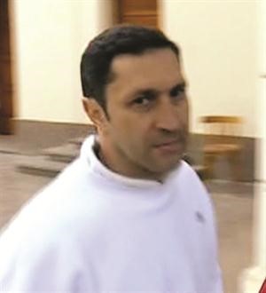  وعلاء ينظر للكاميرا