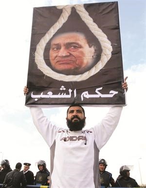 متظاهر يرفع لافتة تطالب باعدام مبارك
