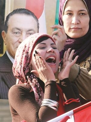  واحدى مناصرات مبارك تهتف له خارج قاعة المحكمة