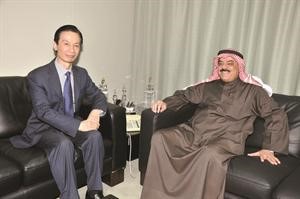محمد الكندري مستقبلا السفير الصيني﻿
