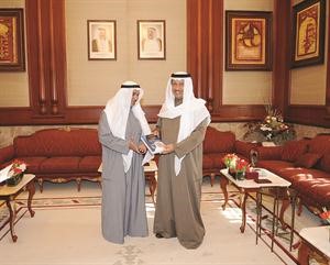 سمو رئيس الوزراء الشيخ جابر المبارك يتسلم الكتاب من انور الياسين﻿