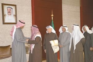 الشيخ صباح الخالد مصافحا الحضور في الحفل﻿