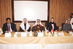 دعبدالمحسن الخرافي مع المشاركين في المؤتمر﻿