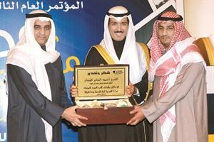 الشيخ احمد الجابر يتسلم درعا تكريمية تقديرا لجهوده المشهودة﻿