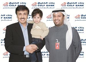 تسليم الجائزة لاحد الفائزين ﻿