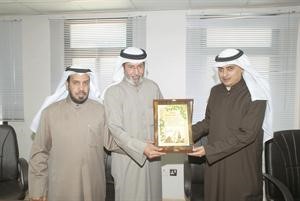 ماحمد المنفوحي مكرما عثمان البريكان بحضور خلف المطيري