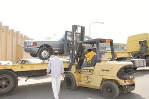 رفع احدى السيارات المخالفة
