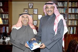 الشيخ صباح الخالد يتسلم الكتاب من انور الياسين﻿