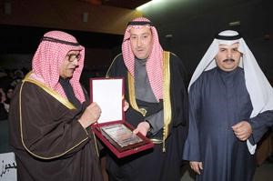 الشيخ فيصل الحمود مكرما دصالح العجيري 
