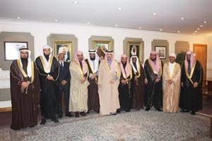الامير بدر بن محمد يتوسط العمداء المشاركين
