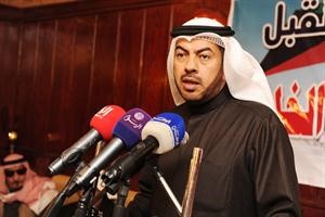 علي الدقباسي متحدثا خلال الندوة ﻿