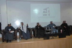 النواب السابقون شعيب المويزري وعلي الدقباسي ومسلم البراك ود عبيد الوسمي خلال الندوة ﻿