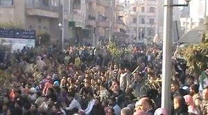 صورة بثها ناشطون لمتظاهرين يحاولون الوصول الى ساحة هنانو في ادلب تزامنا مع وصول المراقبين
