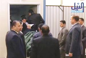 مبارك في طريقة الى المحكمة امس الاول