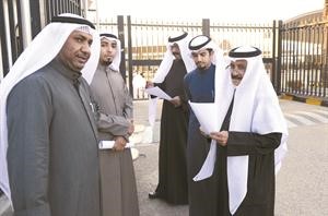 النائب السابق سعد زنيفر قبيل مثوله امام النيابة ﻿