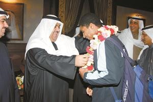رئيس اتحاد السباحة الشيخ خالد البدر يستقبل البطل الثويني بالورود