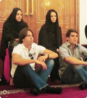 النجم البرازيلي كاكا مع زوجته يستمعان للخطبة في المسجد