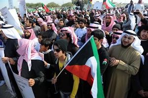 عدد من المتظاهرين البدون يحملون اعلام الكويت سعود سالم