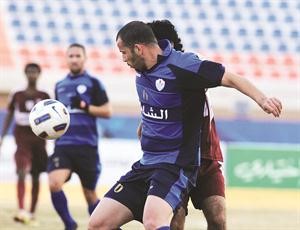 محترف الشباب رودي يقتنص الكرة قبل مدافع النصر مشعل فيحان 	هاني الشمري﻿