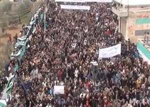 صورة بثها ناشطون على الانترنت لاحدى مناطق التظاهر في ديربعلبة بمحافظة حمص﻿