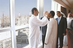 الشاب وا اثناء لحظة الابصار الاولى على الحرم المكي بعد العلاج﻿