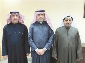 الزميل عبدالكريم العبدالله متوسطا راشد العازمي وعماد المرزوق﻿