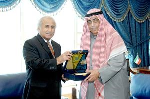 دعبداللطيف البدر عقب توقيع الاتفاق مع ابراهيم الغانم﻿