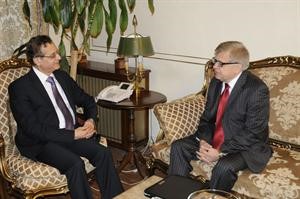 وزير الخارجية والمغتربين عدنان منصور مستقبلا السفير الروسي الكسندر زاسبكين محمود الطويل