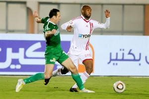 لاعب وسط الزمالك محمود عبد الرازق شيكابالا يحاول المرور من مدافع المصري البورسعيدي
