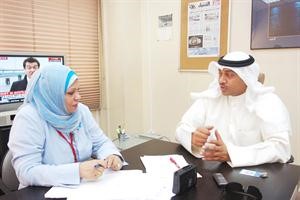 د حمد المطر يتحدث للزميلة ليلى الشافعي﻿