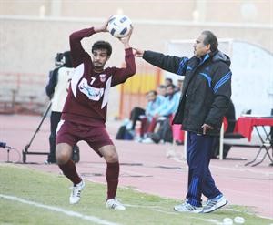 مدرب الشباب خالد الزنكي يوجه لاعبيه هاني الشمري
