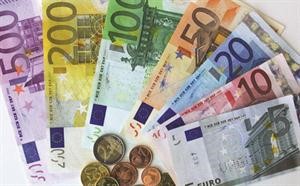 ميركل تدافع عن اليورو.. وتتوقع  زيادة قوته