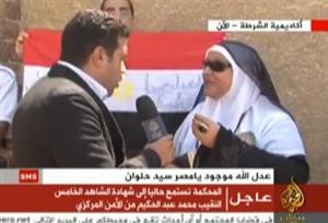 الشريفة ماجدة في حوارها مع الجزيرة وخلفها الرجل مجهول الهوية كالعادة ﻿