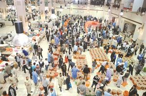 جموع من المواطنين والمقيمين يقبلون على شراء الروبيان امس