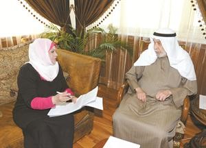 د خالد المذكور متحدثا الى الزميلة ليلى الشافعي