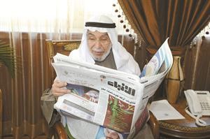 دالمذكور يتصفح الانباء 
