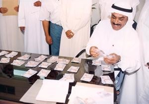 محمد الحفيتي اثناء تسجيل اسمه في ادارة الانتخابات