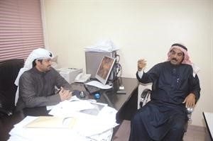 الحفيتي متحدثا الى الزميل ناصر الوقيت حسن حسيني