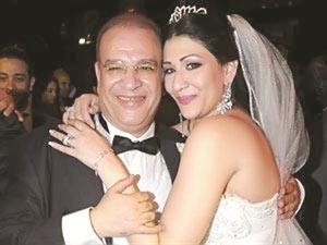 الفنان صلاح عبدالله مع ابنته دينا اثناء حفل زفافها
