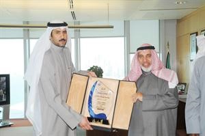 وزير النفط د محمد البصيري يتسلم درعا تذكارية من حمد السهو﻿
